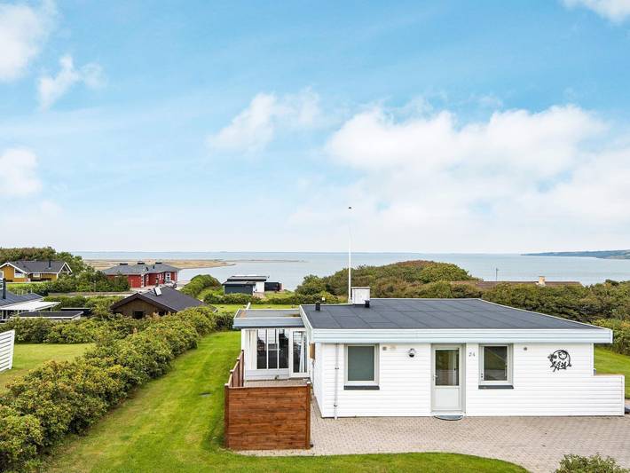 Ferieudlejning for 7 personer, med terrasse, børnevenlig i Gjeller Odde