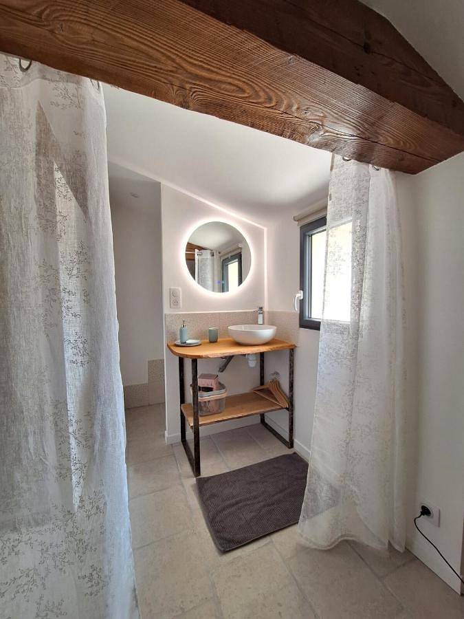 Location de vacances pour 2 personnes, avec terrasse ainsi que piscine et jardin à Saint-Julien-de-Peyrolas - 4