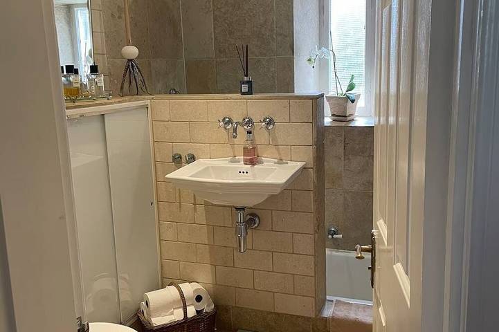 Small Private Guest cabin in lush green Dean Village, 0.7mile to City Centre in Edinburgh, Edinburgh und Lothian