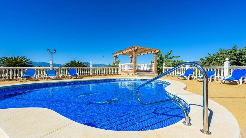 Villa für 8 Personen, mit Pool und Balkon/Terrasse - 1