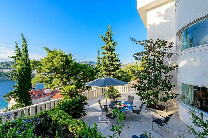 Vacation rental for 8 people, with yard and balcony in Dubrovnik