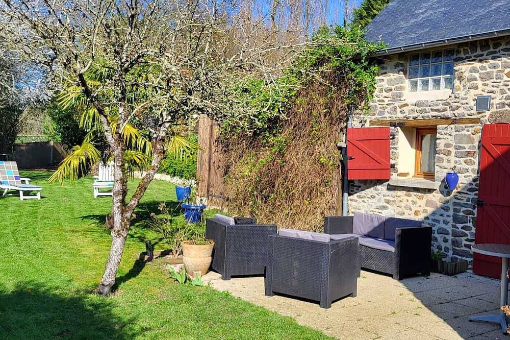 Jolie maison en pierres avec son jardin bucolique...Dépaysement assuré! in Hardanges, Mayenne