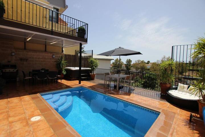 Casa rural para 3 personas, con jardín además de piscina y vistas en Fuengirola