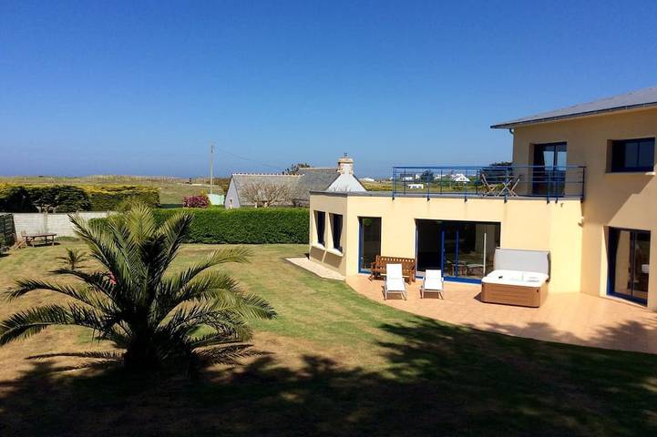 Location de vacances pour 9 personnes, avec Balcon ainsi que Jacuzzi et Jardin dans Plage de Grève Blanche (Plouguerneau)
