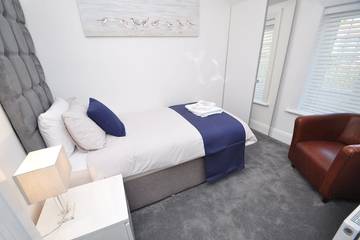 Holiday Home for 14 People in Christchurch, South West England, Photo 3