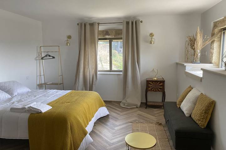 Location de vacances pour 6 personnes, avec terrasse et jardin, animaux acceptés à Saint-Mitre-les-Remparts - 2