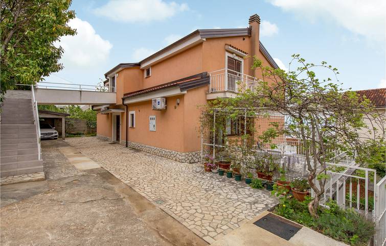 Ferienwohnung für 5 Personen, mit Terrasse und Garten in Lovran
