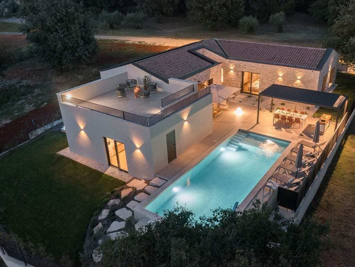 Villa for 8 personer, med terrasse og jacuzzi samt pool - 1