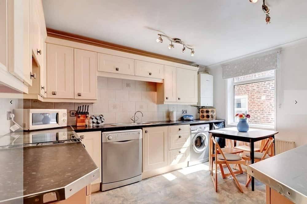 Rainbow Cottage - A home from home in the heart of Whitby in Whitby, North York Moors National Park