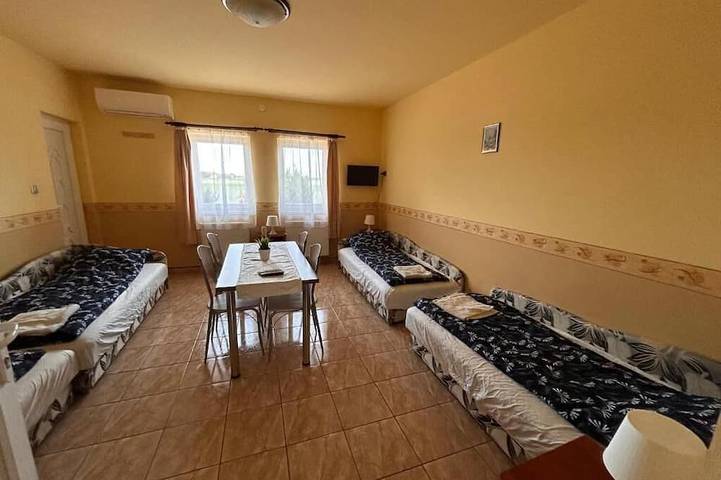 „Entire House – for Work Crews | 3 Bedrooms with bath | Near Mercedes Factory” in Kleingebiet Ketschkemet