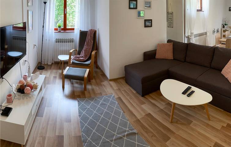 Gemütliche 119 m² große Wohnung mit Pool, WLAN und Parkplatz, 2,5 km vom Strand entfernt in Jablanac, Naturpark Velebit