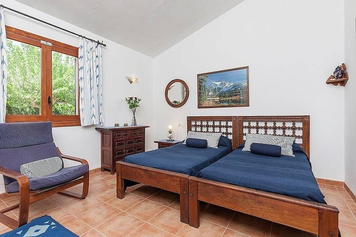 Die Villa verfügt über einen großen Garten mit einem langen rechteckigen Pool. in Pollença, Mallorca Norden