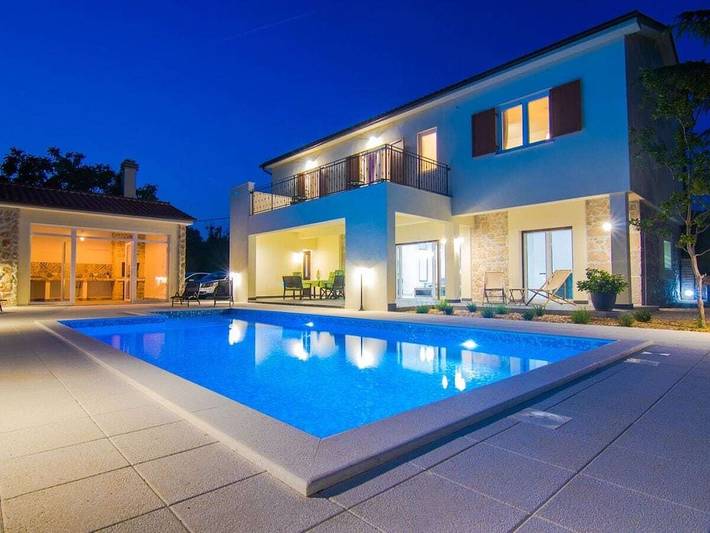 Ferienhaus für 8 Personen, mit Balkon und Terrasse sowie Garten und Pool in Gostinjac