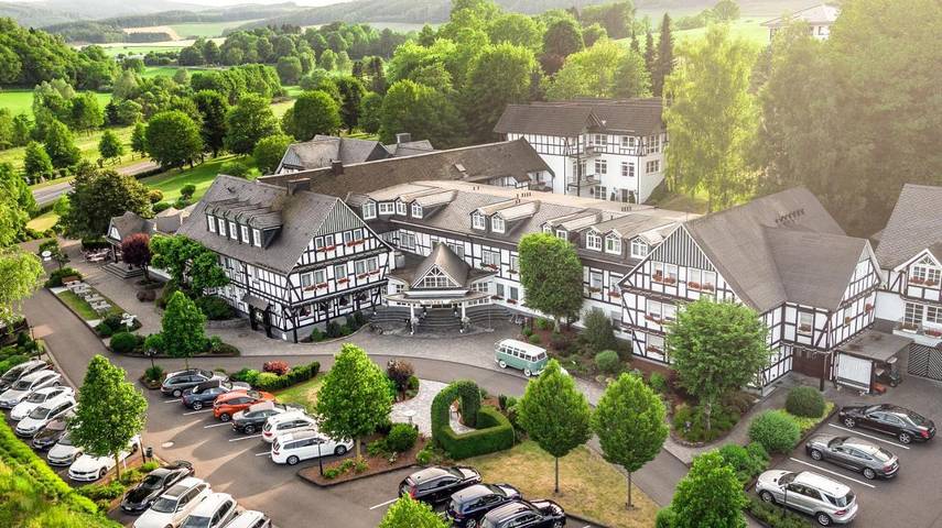 Hotel, mit Terrasse und Garten sowie Pool und Sauna in Attendorn