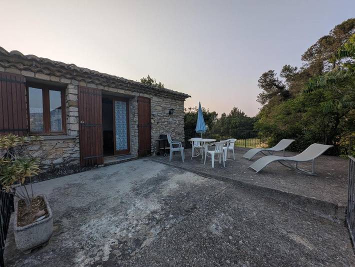 Gîte pour 4 personnes, avec piscine et jardin ainsi que terrasse et vue
