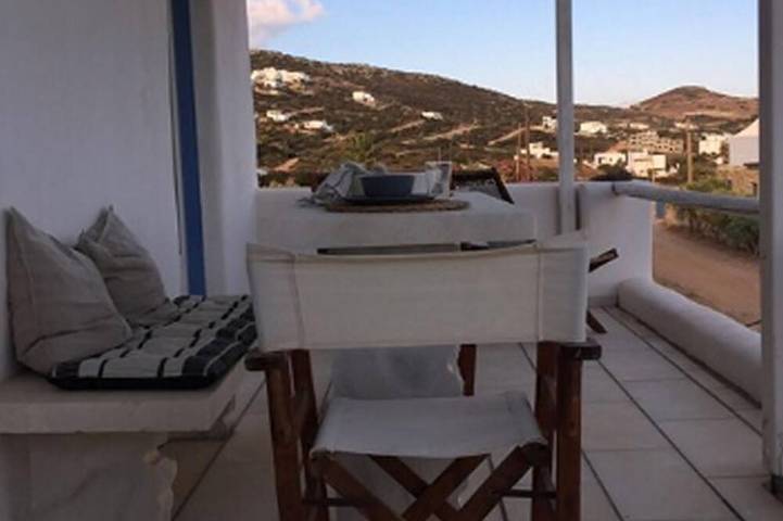 Villa for 4 people, with garden and hot tub as well as balcony in Antiparos