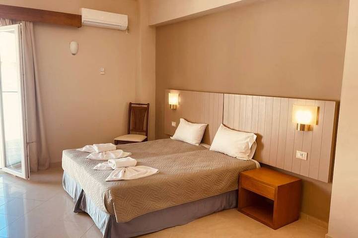 Quest Star Villa - 20meters to beach. Sleeps 8. in Plataniás, Région de la Canée