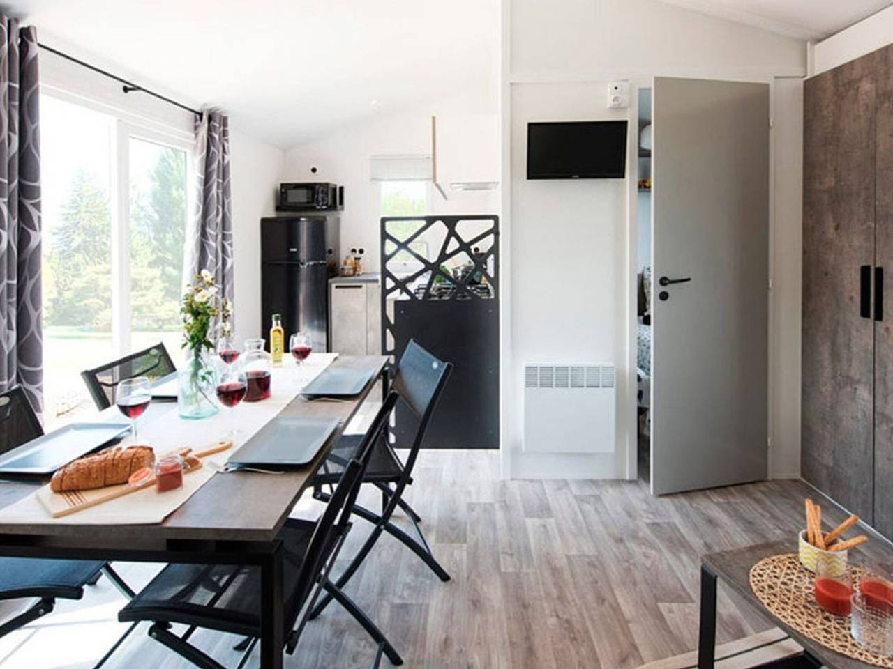 Cozy mobile home with terrace in Collias in Collias, Nimes region