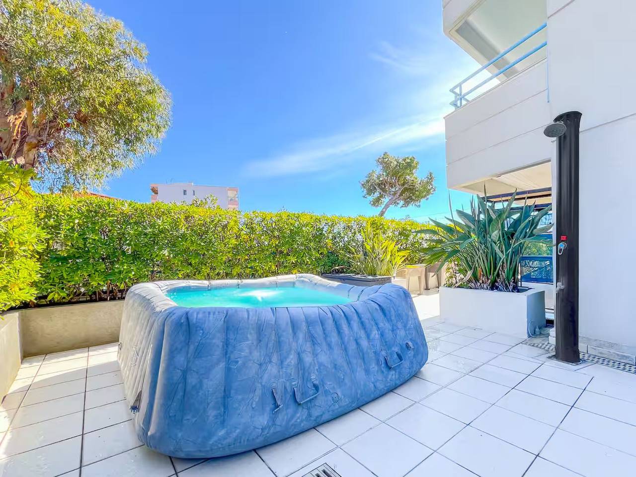 Ganze Wohnung, Grand Bleu: Meerblick, 3-Zimmer-Wohnung mit Garage in Antibes, Mittelmeerküste (Frankreich)