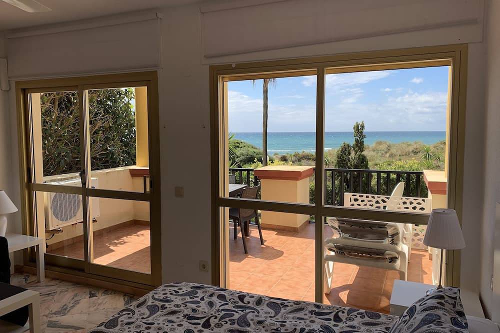 Geheel appartement, Apartment 817 on the beachfront with sea views in Marbella Oost, Marbella