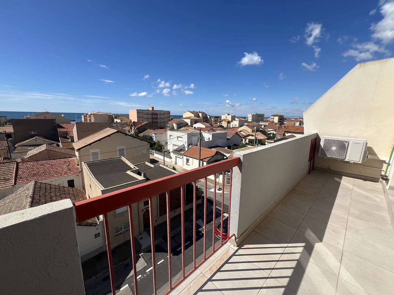 Appartement entier, T2 avec climatisation, balcon vue mer, 250m de la plage in Valras-Plage, Côte méditerranéenne (France)