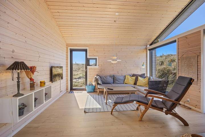 Schönes und strandnahes Ferienhaus mit überdachter Terrasse in Skodbjerge, Haurvig