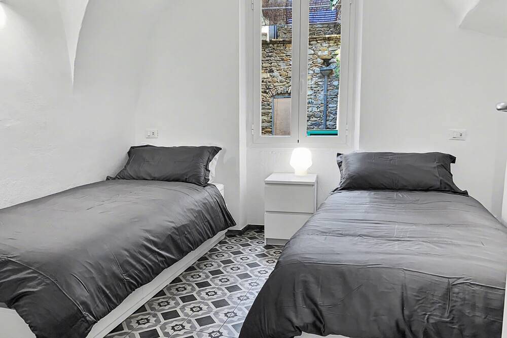 Appartamento intero, Vista mozzafiato sul Castello e sul Ponte Romano, 4 Letti, 4 Bagni, Ac, Wifi Gratuito in Dolceacqua, Alpi Liguri