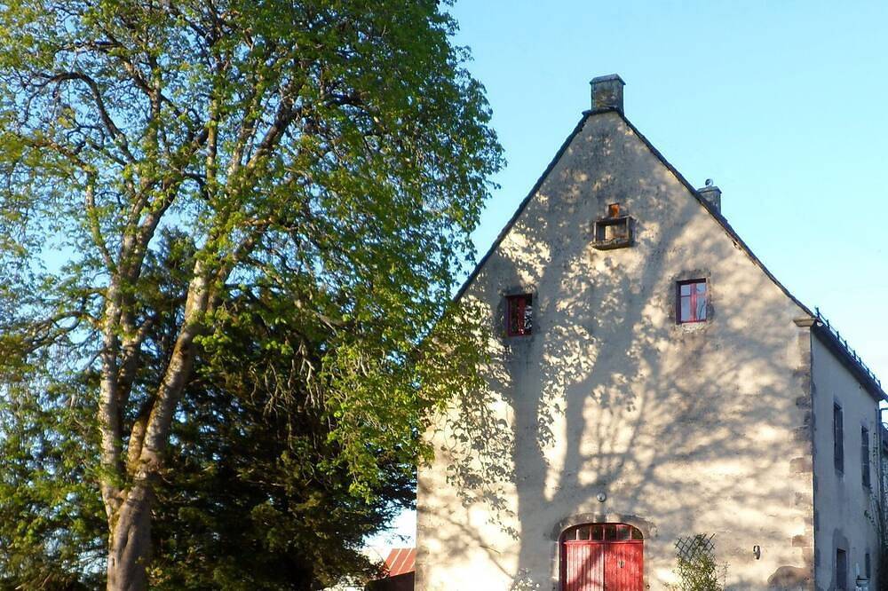 Haus Chazelles in einem Park mit Schwimbad, direkt neben dem Schloss. in Avèze, Regionaler Naturpark Volcans d'Auvergne