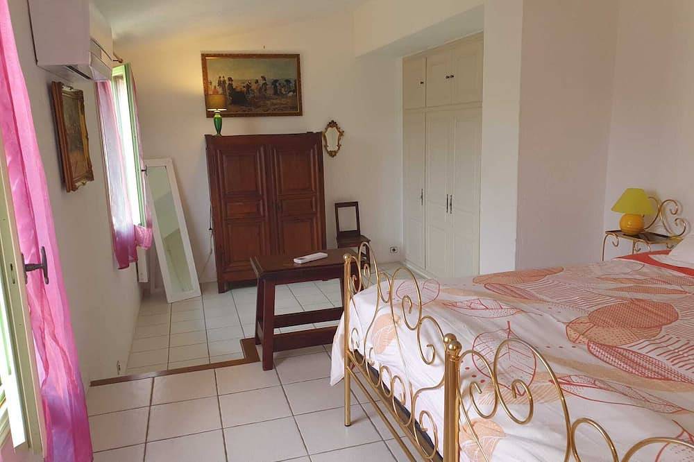 Beautiful detached villa with private heated pool near Vence in La Gaude, Cannes region