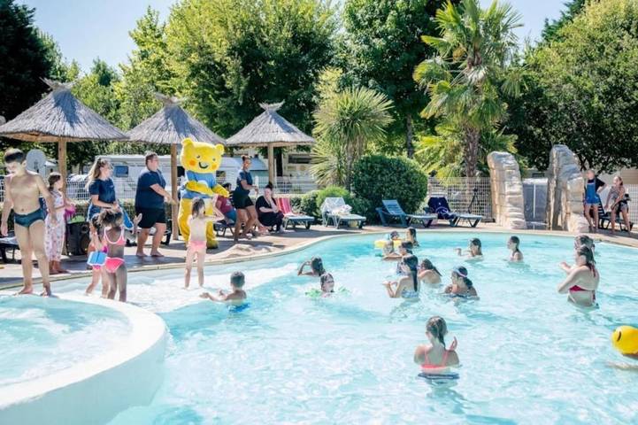 Camping pour 5 personnes, avec jacuzzi et piscine à Parentis-en-Born
