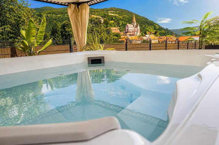 Bungalow für 4 Personen, mit Balkon und Whirlpool sowie Terrasse und Garten in der Steiermark