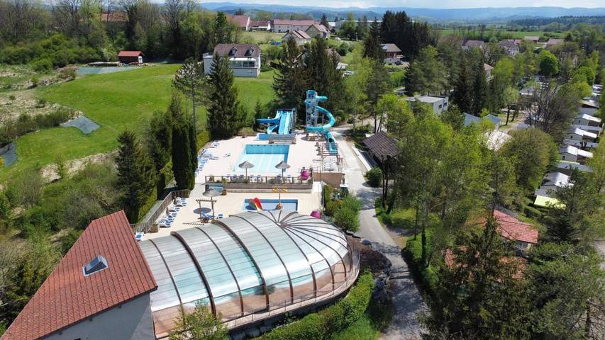 Camping pour 5 personnes, avec Jacuzzi et Terrasse ainsi que Jardin et Piscine