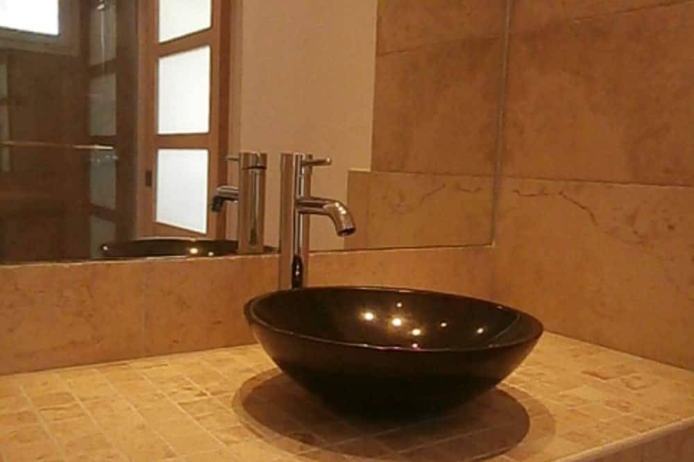 Appartement entier, Joli Studio, résidence de vacances pieds dans l'eau Hyeres - Presqu'île de Giens in La Bergerie, Hyeres