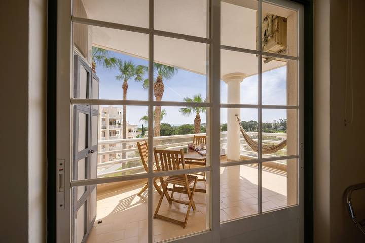 Apartamento entero, Apartamento 'Sol Do Atlântico' con piscina compartida, Wi-Fi y aire acondicionado in Alvor, Distrito de Faro