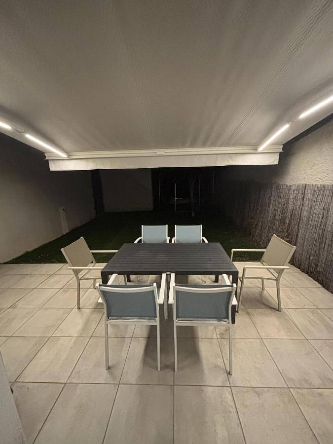 Location de vacances pour 11 personnes, avec terrasse ainsi que piscine et jardin, animaux acceptés à La Motte-d'Aigues - 3