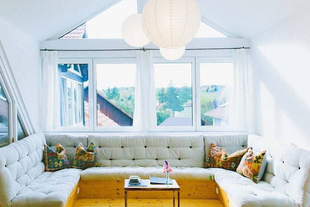 Ganze Wohnung, Loftig großräumige Wohnung mit natürlichem Flair und Seeblick in Utting, Ammersee