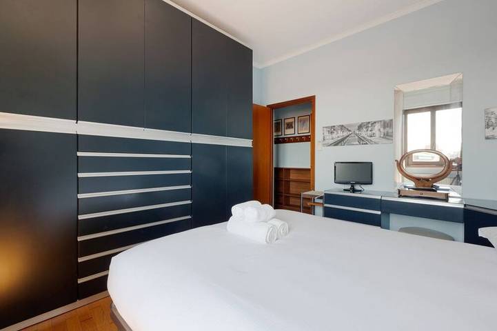 Apartamento entero, Cozy 105m2 apartment, able to accommodate up to 6 people, located on the seventh floor of a building with a lift. The property is located near the new fashion design district of via Savona. The neighborhood is well connected thanks to local public transp in Cusano Milanino, Provincia de Milan
