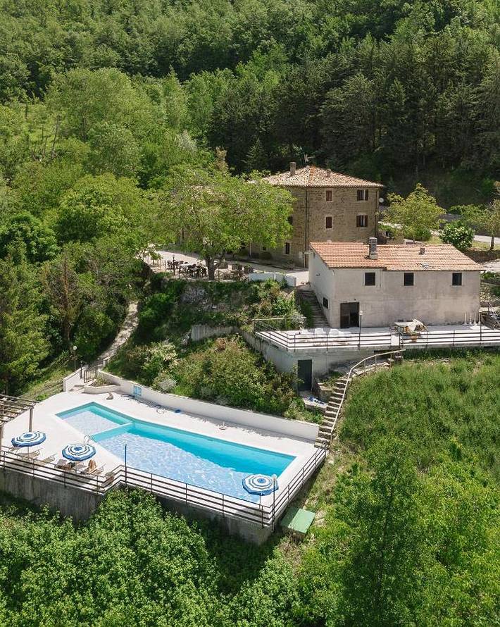 Chambre d’hôte pour 4 personnes, avec piscine et terrasse ainsi que jardin et vue