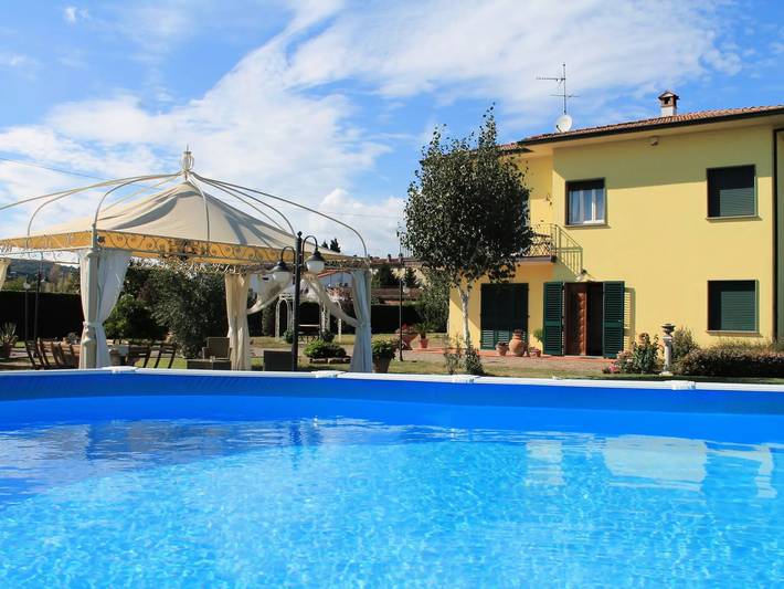 Location de vacances pour 10 personnes, avec jardin et piscine à Montecarlo (Toscane)