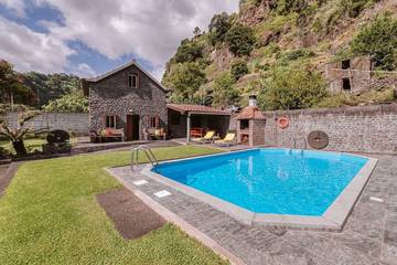 Gîte pour 6 personnes, avec terrasse et jardin à Santana
