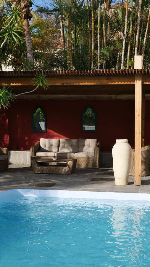 Location de vacances pour 10 personnes, avec piscine ainsi que vue et jardin dans Port de Saint-Gilles les Bains