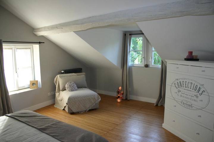 Location de vacances pour 3 personnes, avec piscine ainsi que vue et jardin à Chailles - 2