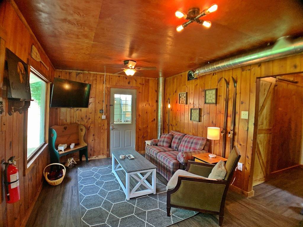 Easton Lake Retreat – Cozy Cottage & Hot Tub in Adams County (WI)
