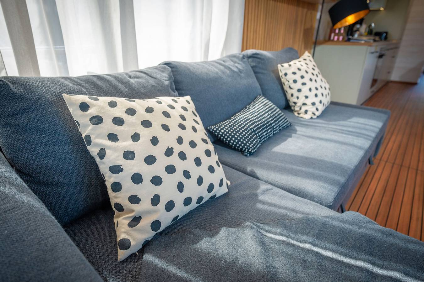 Floatinghouse Aquila Woma D13 – Modernes Hausboot für 6 Personen am Röblinsee in Röblinsee, Fürstenberg/Havel