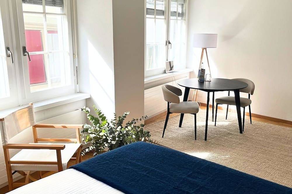Appartement entier, Old Town apt w/ art 10min to mainstation, 5min to lake, w/ washer & dryer in Zurich, District de Zurich