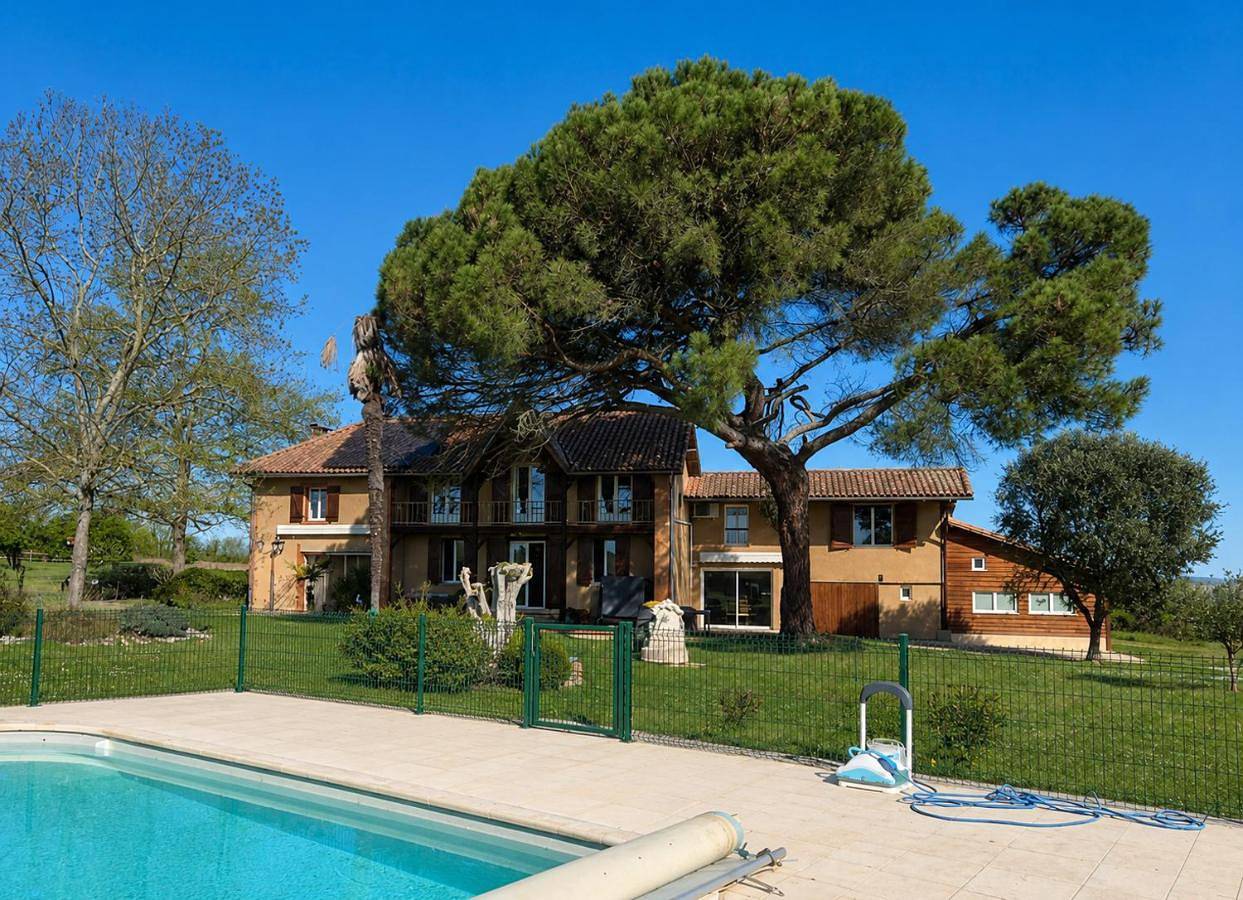 Gite Le Campané - Pool and view of the Pyrenees in Saint-Michel (Gers), Gers