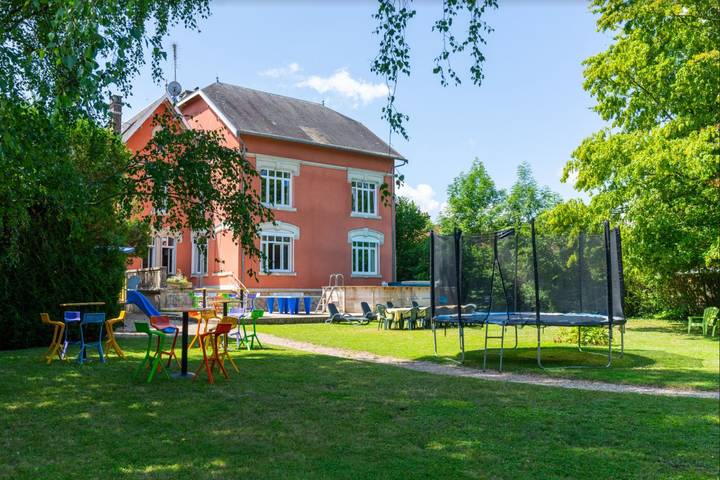 Gîte pour 15 personnes, avec Terrasse ainsi que Jardin et Piscine