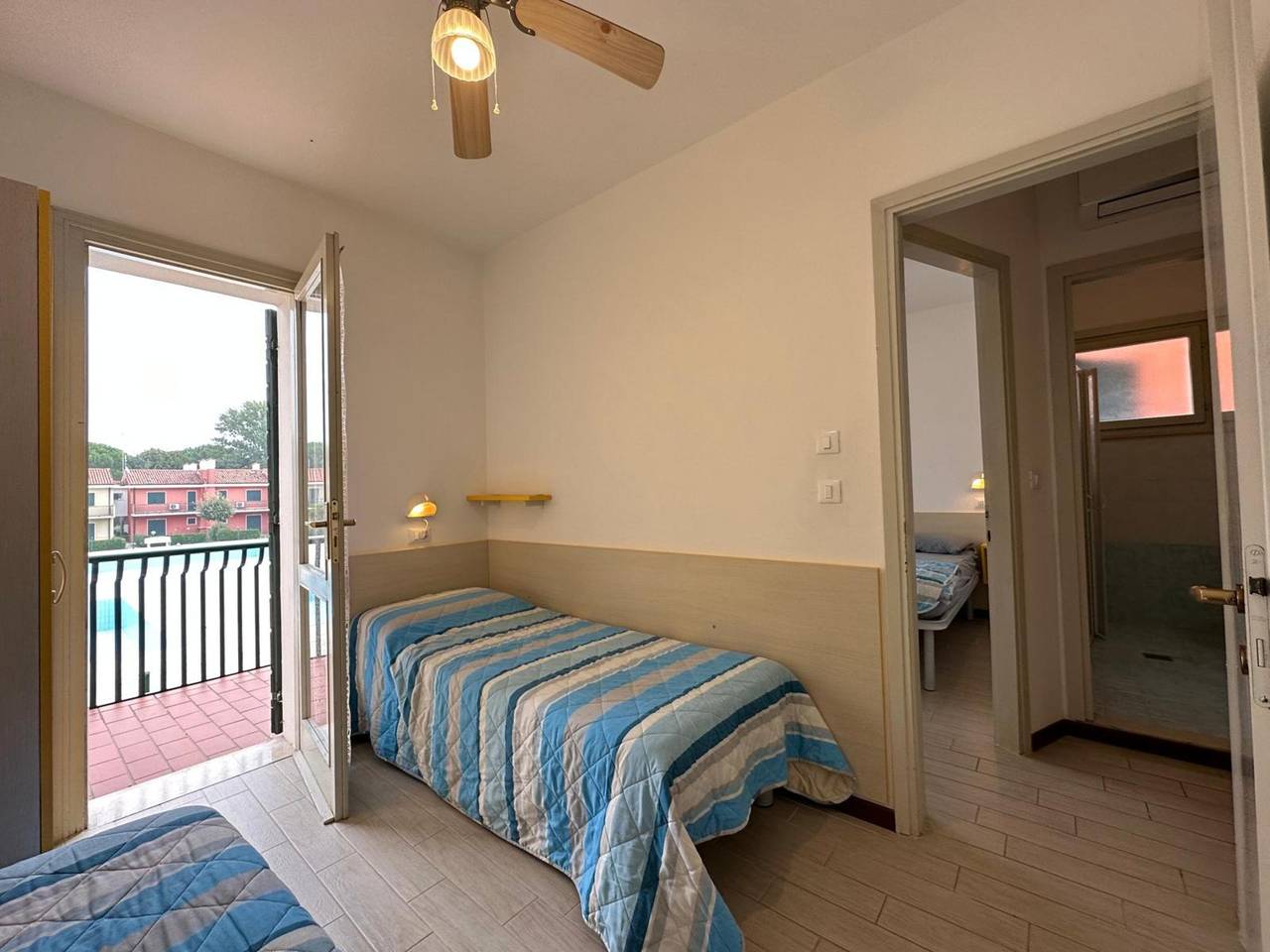Moderne Villa mit Pool und Spielplatz in Bibione, San Michele al Tagliamento