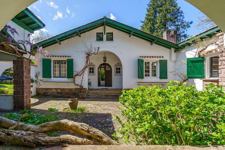 Casa de vacaciones para 10 personas, con piscina además de jacuzzi y jardín en Sare