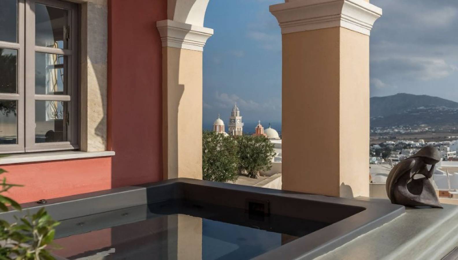 Velionis Mansion, Divine Sea Views, Outdoor Hot Tub, Furnished Terrace, Fira in Firostefani, Thera